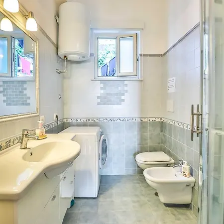 With 4 Bedrooms In Apartment