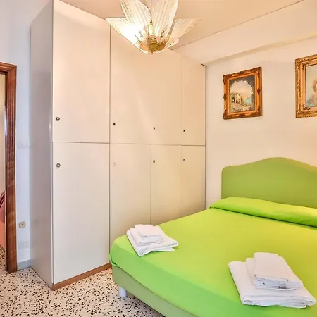 With 4 Bedrooms In Apartment