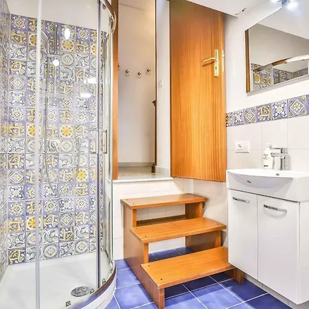 With 4 Bedrooms In Apartment
